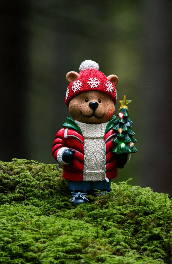 Lille Teddybjørn 38cm Flerfarvet Fra Konstsmide - Spred julehygge indendørs med denne charmerende bamse i vintertøj!