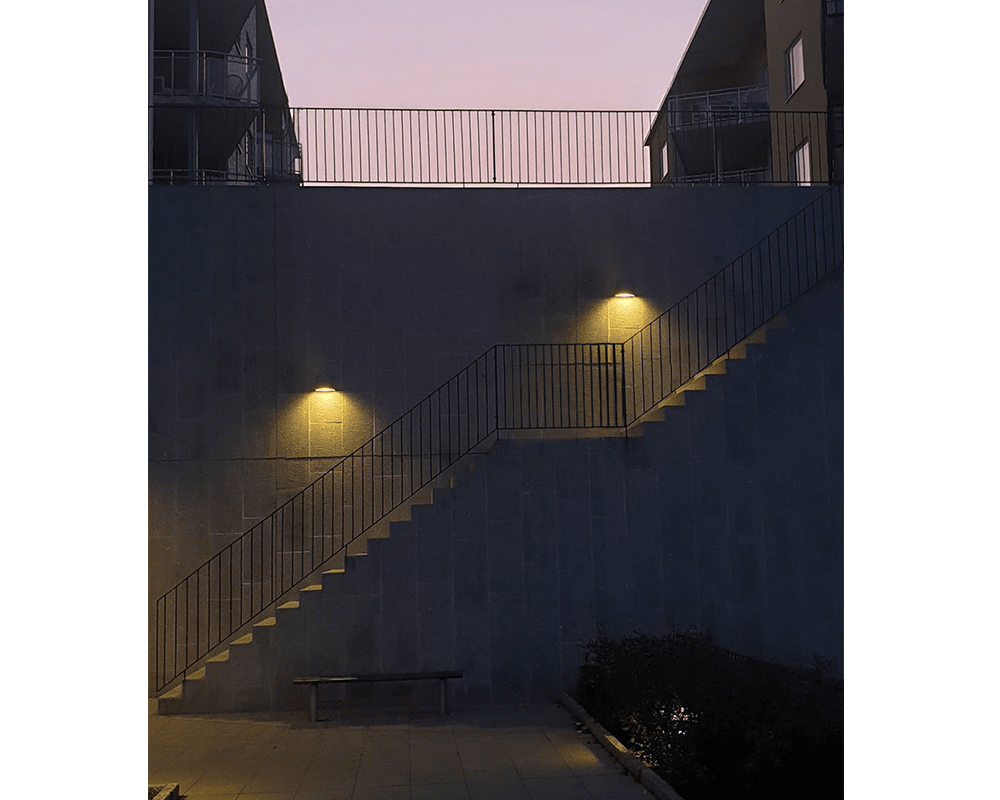 Maxi Hvid udendørslampe Fra Westal - Armaturet er forsynet med GU10 fatning og bagsiden har to; ind- og udgange samt en klemrække til hurtig tilslutning.