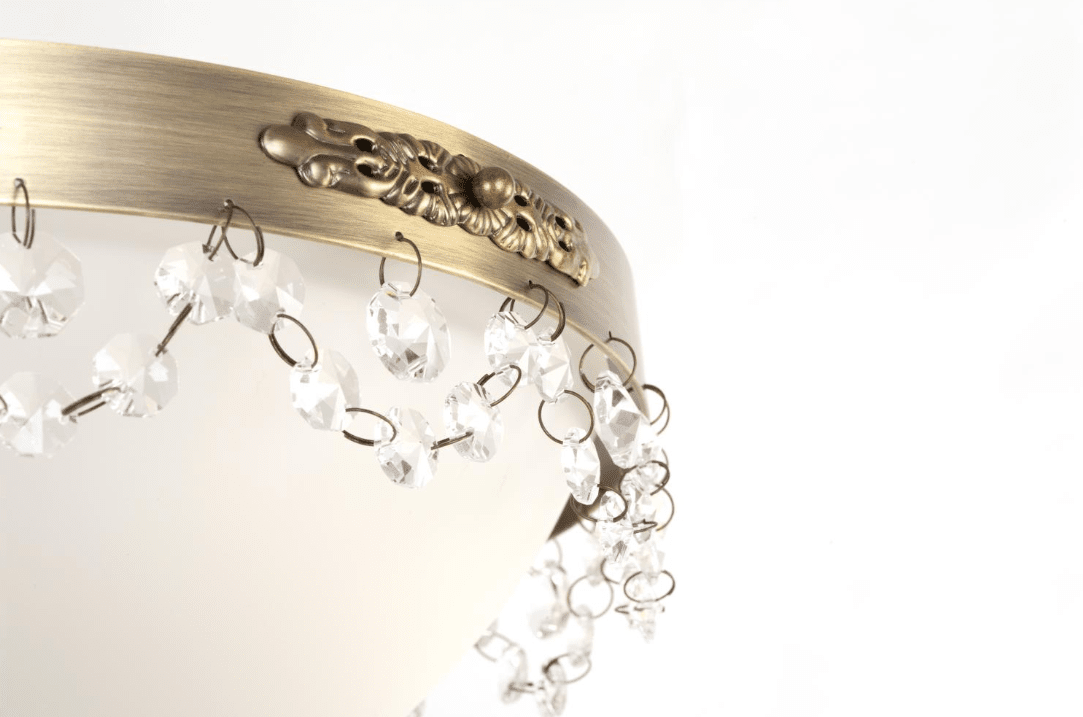 Fanny Ø36 Antik messing plafond Fra Norrsken Design - De håndskårne Klasse 1 K9-krystaller giver et sofistikeret touch, der fremhæver rummets elegance.