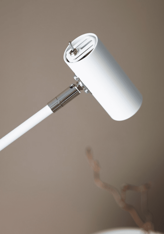 Cato dæmpbar Mat hvid gulvlampe Fra Belid - Med en h&oslash;jdejustering mellem 100-134 cm, en lampesk&aelig;rm p&aring; 4 cm i diameter og en stabil lampefod p&aring; 20 cm kombinerer Cato form og funktion p&aring; bedste vis.