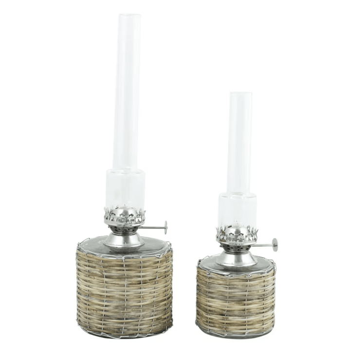Basket-style kerosene lamp small Brun Fra Strömshaga - Lige petroleumslampe i glas og flet kurv og brænder i nikkel.