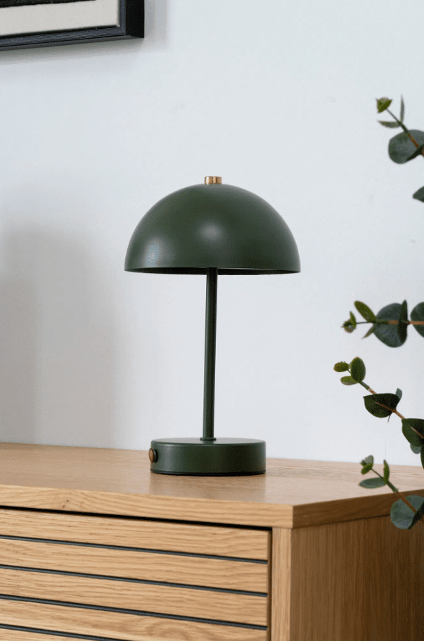 Holt LED 25cm Grøn bærbar Fra House of Nordic - De klassiska formen i gr&ouml;n metall med detaljer i m&auml;ssing bidrar med en harmonisk atmosf&auml;r till rummet.