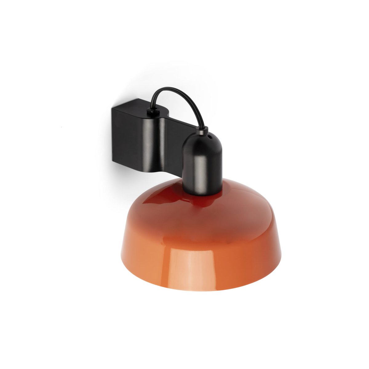 Tatawin Ø18 Rød-orange væglampe Fra Faro Barcelona - Tatawin er en v&aelig;glampe med en sort struktur og en r&oslash;d-orange metalsk&aelig;rm, der spreder et fokuseret lys.