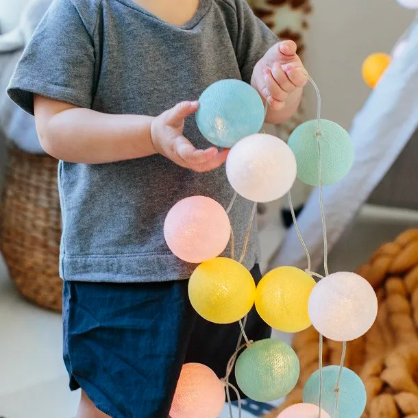 Irislights Fairytale 20-lights Flerfarvet Fra Irislights - Lysk&aelig;den kan placeres p&aring; mange forskellige m&aring;der og er en v&aelig;rdsat indretningsdetalje af b&aring;de voksne og b&oslash;rn!