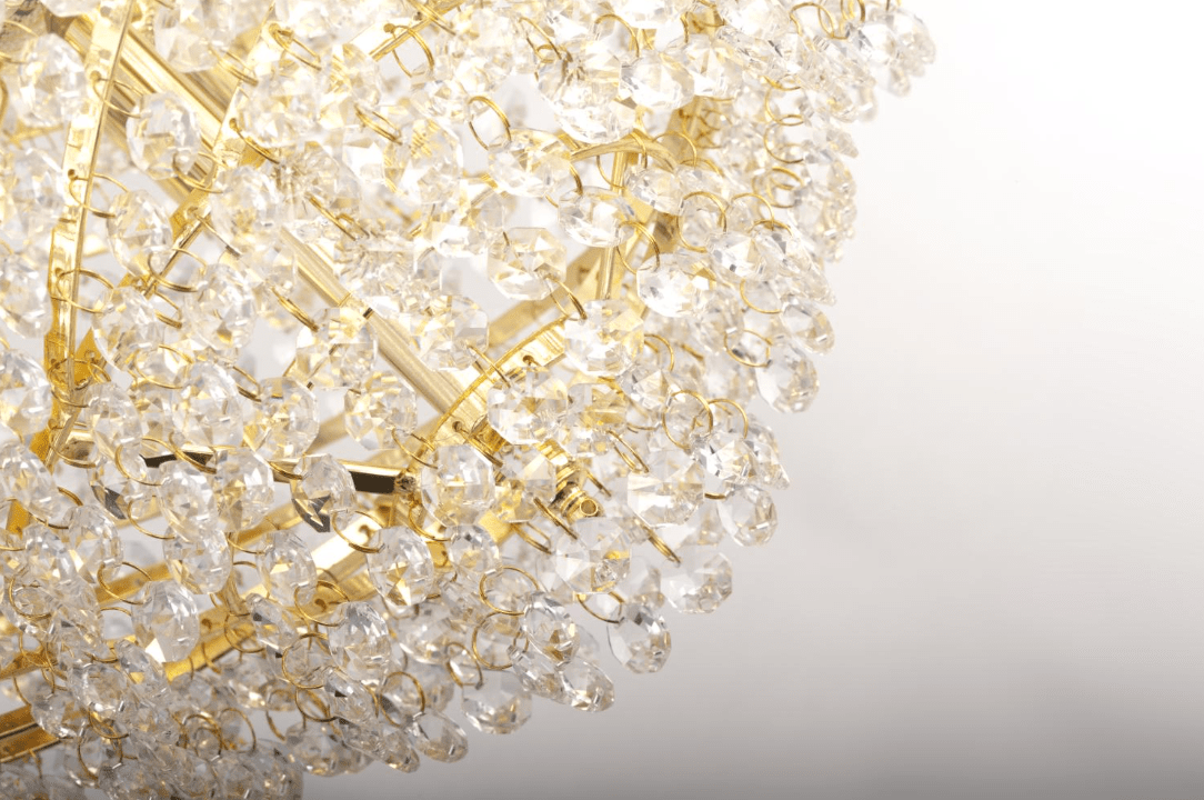 Isabelle Ø40 Guld krystal Fra Norrsken Design - Krystallysekronen Isabelle i guld er en imponerende og sofistikeret belysningsløsning til den stilbevidste.