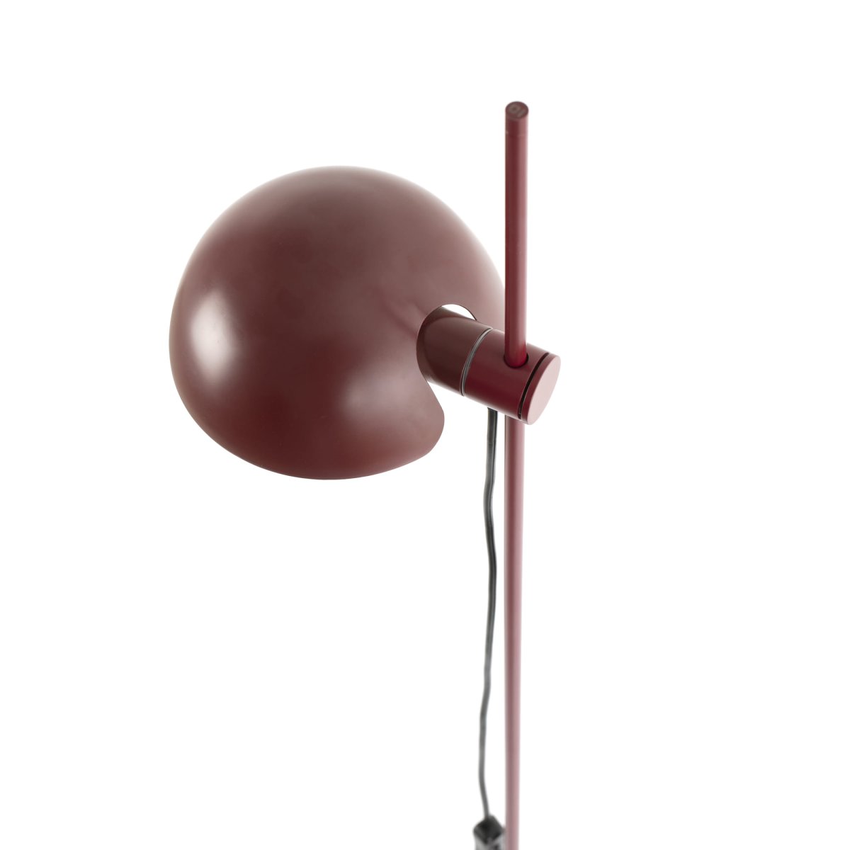 Matilda Bourgogne gulvlampe Fra Faro Barcelona - Med en drejelig sk&aelig;rm og justerbar h&oslash;jde tilbyder den fleksibel belysning til b&aring;de l&aelig;sning og stemningsbelysning.