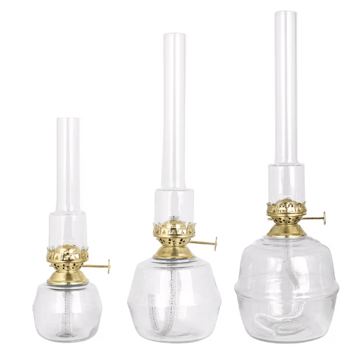 Kerosene Lamp Majken Big Gennemsigtig Fra Strömshaga - Stor petroleumslampe i klart glas med br&aelig;ndere i klart glas og br&aelig;ndere i messing.