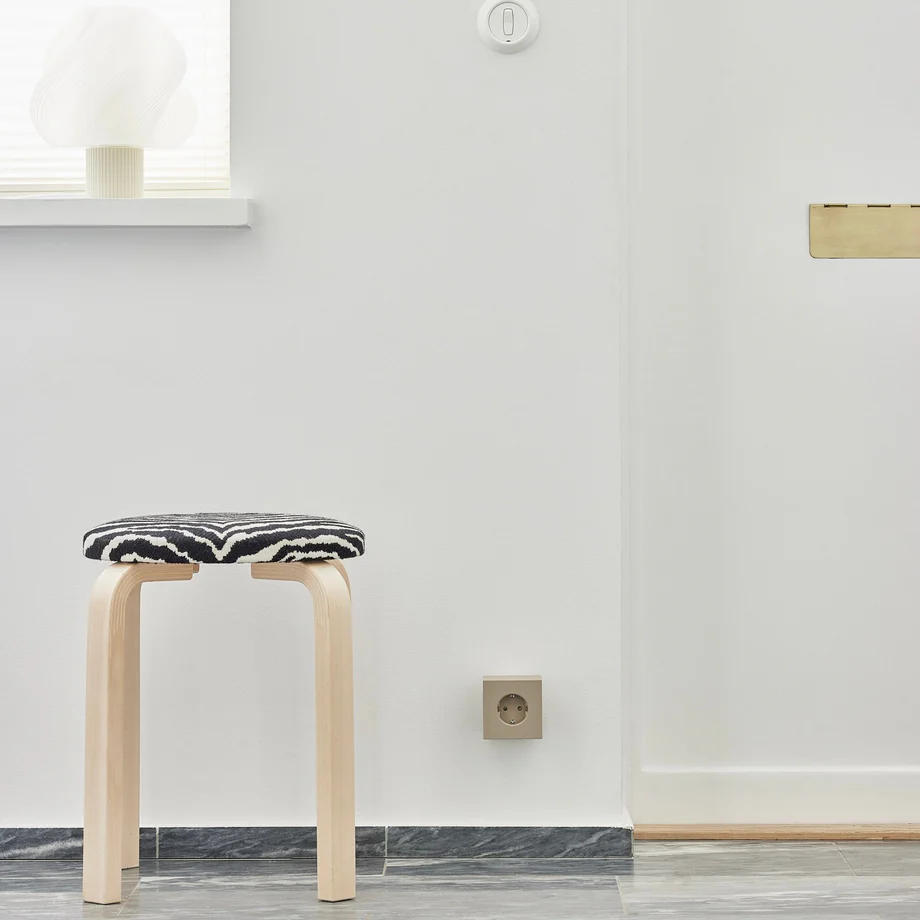 Square 2 Socket extender with 30W Dual USBC Sand Fra Avolt - Stikkontaktforl&aelig;nger fra Avolt i et stilfuldt design med en kube lavet af genbrugsplast og en magnetisk plade i bunden, s&aring; den kan h&aelig;nges p&aring; v&aelig;ggen.