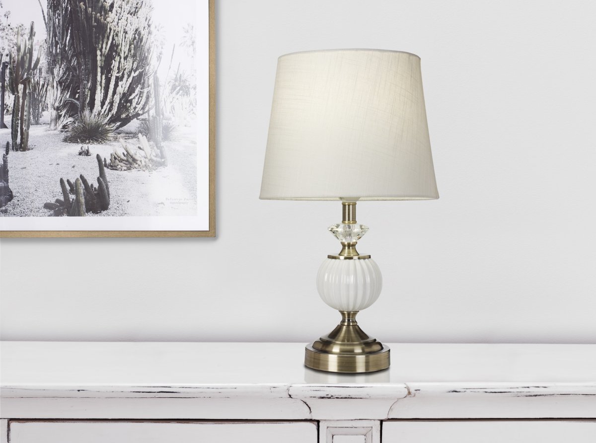 Siv 43cm Hvid bordlampe Fra Cottex - Denne lampe er lavet af hvid keramik og antikmetal og udstråler klassisk charme.