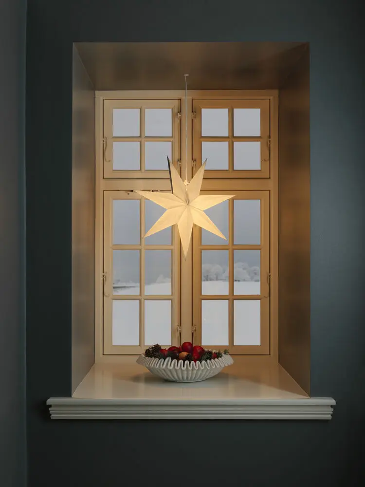 Papirstjerne Ø60 Hvid Fra Konstsmide - Perfekt til at h&aelig;nge i vinduet eller op ad en smuk v&aelig;g &ndash; en tidl&oslash;s dekoration, der forgylder ethvert rum med enkel elegance.