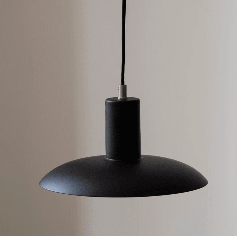 Vega Ø25 Sort loftslampe Fra H. Skjalm P - Vega pendel er en stilren lampe i matsort metal med messingdetaljer, der giver et bredt og blødt lys, som skaber en varm og indbydende atmosfære.