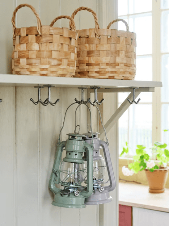 Storm Lantern small Grøn Fra Strömshaga - En petroleumslampe i klassisk design, der bliver en flot indretningsdetalje og giver et smukt sk&aelig;r b&aring;de inde og ude.