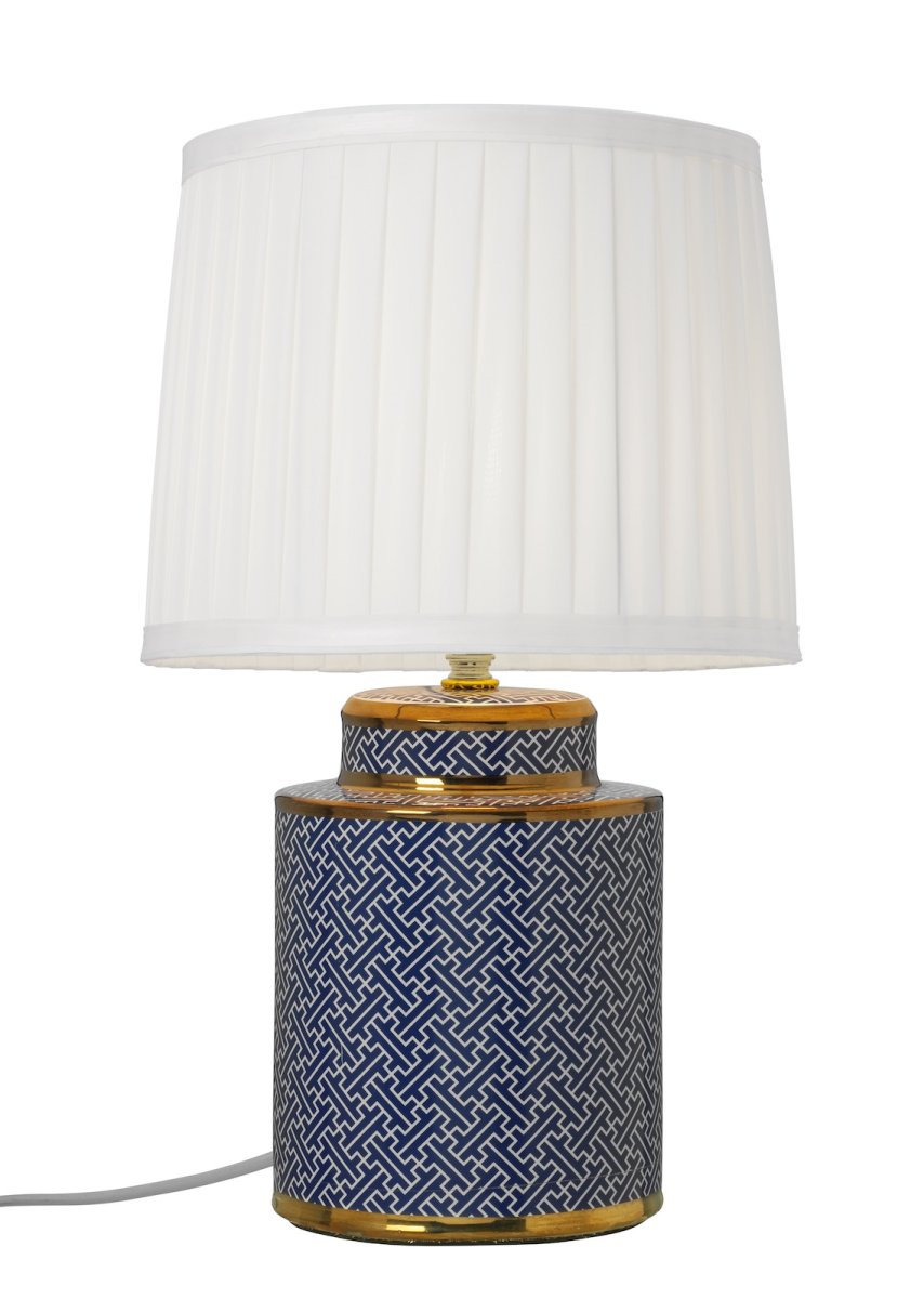 Maze 40cm Blå bordlampe Fra Cottex - Maze keramisk bordlampe har et elegant bl&aring;t og hvidt m&oslash;nster med eksklusive gulddetaljer, der giver den et sofistikeret touch.