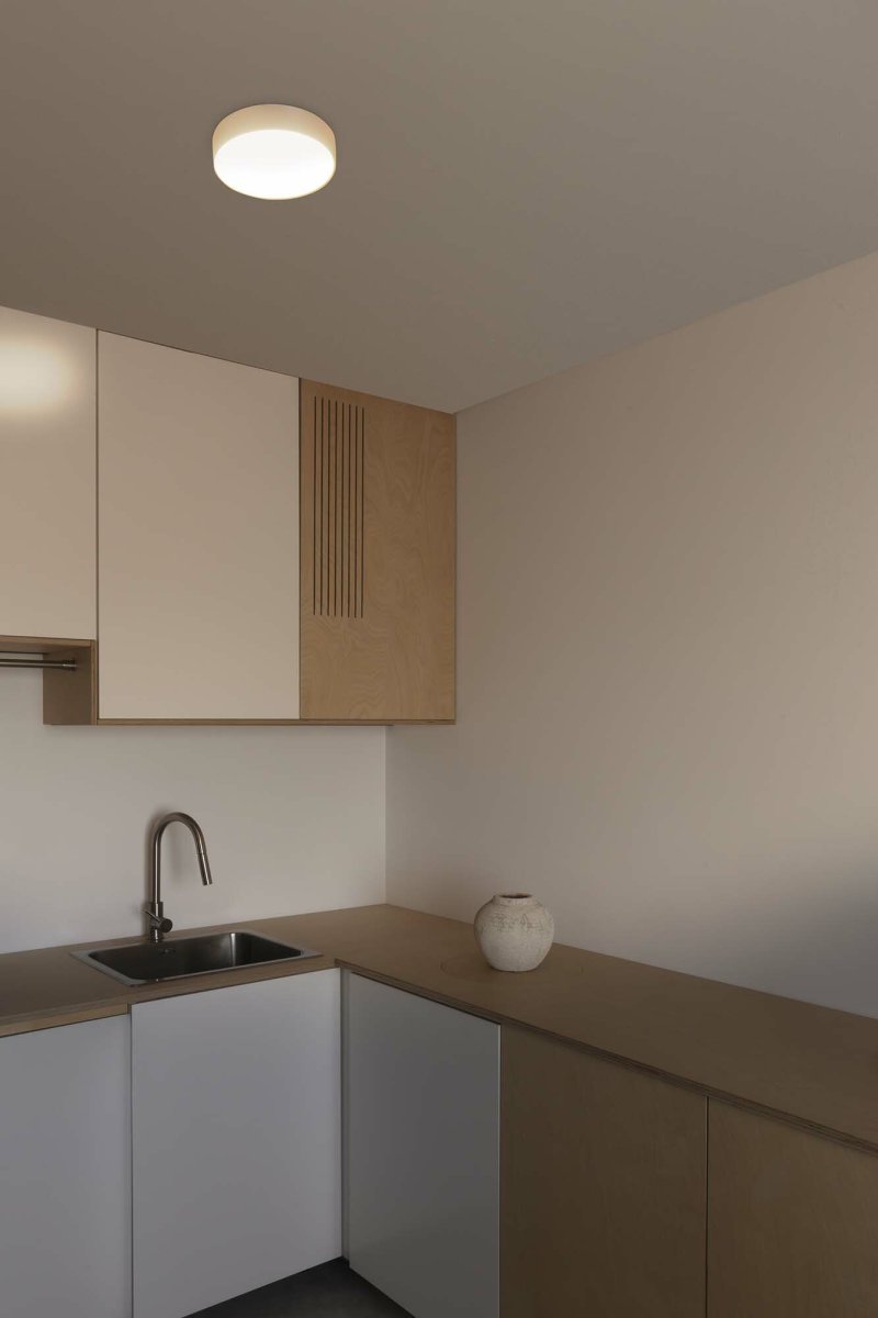 Aris Ø20 Hvid plafond Fra Faro Barcelona - Med en farvetemperatur p&aring; 2700K spreder den et varmt og behageligt lys, der skaber en indbydende atmosf&aelig;re - perfekt til b&aring;de stuer, sovev&aelig;relser og k&oslash;kkener.