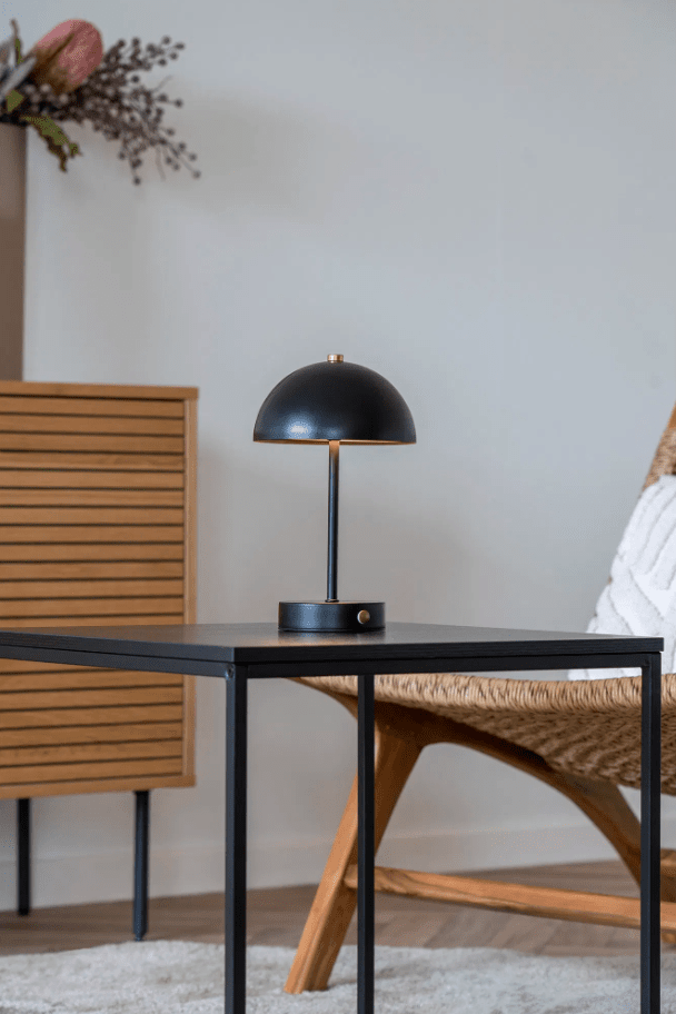 Holt LED 25cm Sort bærbar Fra House of Nordic - De klassiska formen i svart metall med detaljer i m&auml;ssing bidrar med en harmonisk atmosf&auml;r till rummet.
