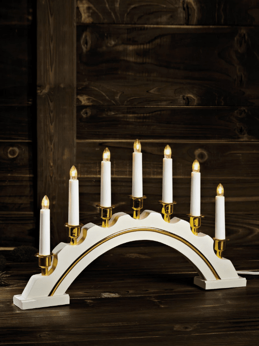 Celine Hvid Fra Markslöjd - Celine Advent Lysestage Hvid er en tidl&oslash;s og elegant lysestage til advent.
