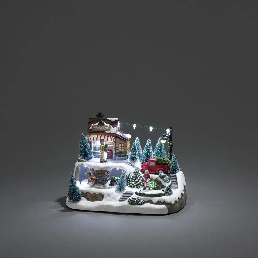 Mekanisk Juledekoration Med Juletræssalg 17cm Flerfarvet Fra Konstsmide - Skab en livlig julestemning med denne mekaniske juledekoration &ndash; en charmerende scene med juletr&aelig;er i vinterdragt.