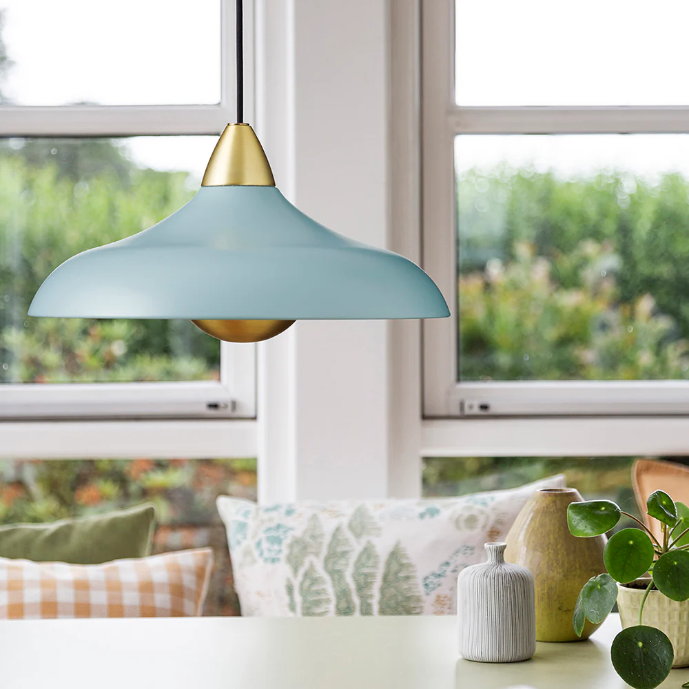 Urban Wide Ø36 Blå loftslampe Fra Superliving - Forbedre dit hjem med den moderne Urban Wide pendel, en stilfuld kombination af mat lys; finish og elegante messingdetaljer.