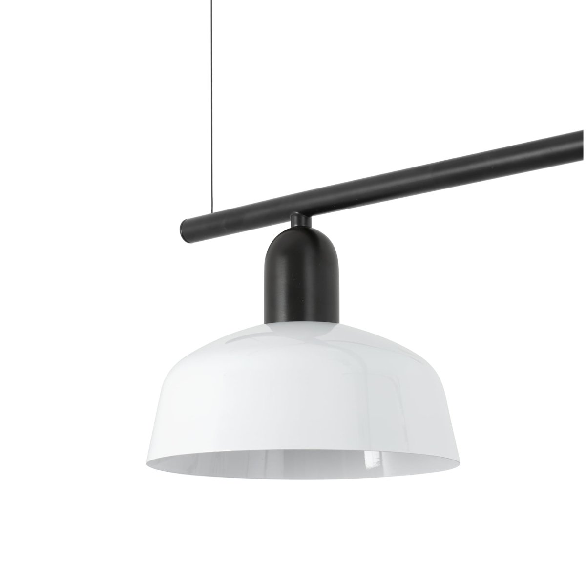 Tatawin 100cm Hvid loftslampe Fra Faro Barcelona - Tatawin er en loftspendel med sort struktur og hvid metalsk&aelig;rm, der giver et fokuseret og stilfuldt lys.