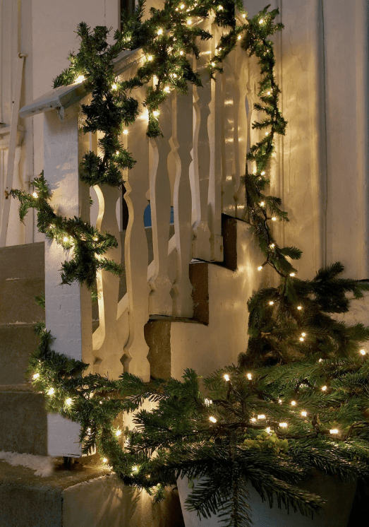 Garland 500cm Grøn Fra Markslöjd - Denne elegante lysk&aelig;de med guirlande i granlignende materiale har 80 energieffektive LED-lamper (7 cm mellem hver lampe) og er perfekt til at skabe en hyggelig og atmosf&aelig;risk atmosf&aelig;re.