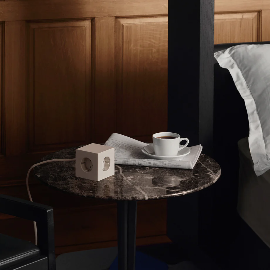 Square 1 with 30W Dual USBC & Magnetic base, 3m Sand Fra Avolt - Str&oslash;mskinne fra Avolt med et stilfuldt design med en lang PVC-ledning, en terning lavet af genbrugsplast og en magnetisk plade i bunden, s&aring; den kan h&aelig;nges p&aring; v&aelig;ggen.