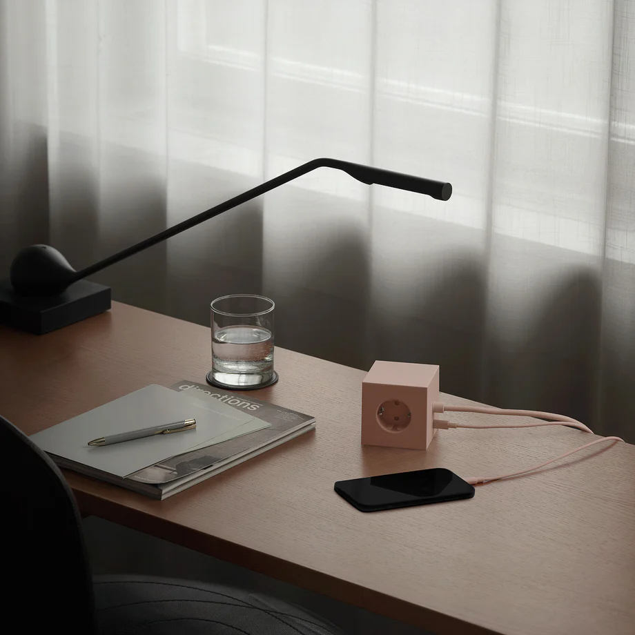 Square 1 with 30W Dual USBC & Magnetic base, 3m Lyserød Fra Avolt - Str&oslash;mskinne fra Avolt med et stilfuldt design med en lang PVC-ledning, en terning lavet af genbrugsplast og en magnetisk plade i bunden, s&aring; den kan h&aelig;nges p&aring; v&aelig;ggen.