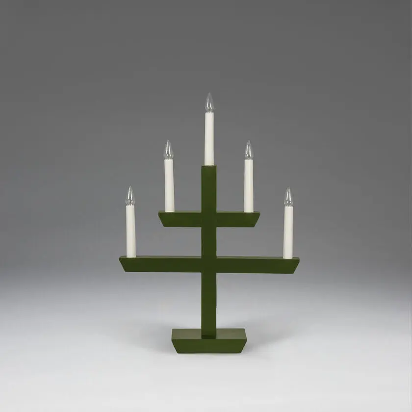 Wooden Candelabra 5 Lights Mørkegrøn Fra Konstsmide - En tidl&oslash;s indretningsdetalje, der spreder et varmt sk&aelig;r og passer perfekt i vinduet i adventstiden, eller som stemningsbelysning &aring;ret rundt.