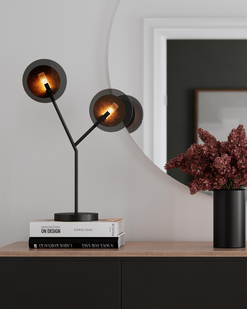 Turno 60cm Sort bordlampe Fra By Rydéns - D&aring; Turno bordlampe har ingen bagside, du kan vælge om du vil have lyskilderne, som er anbragt i et rør af matteret glas, skal være i fokus eller om du foretrækker dem skjult og s&aring; så udstråle på siderne bag den guldfarvede metalskive.