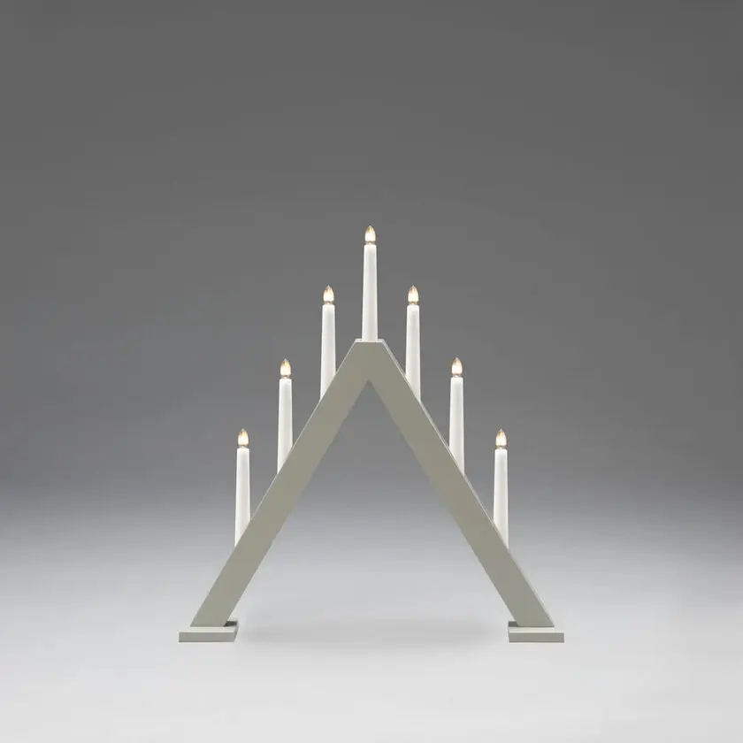 Candelabra 7 Lights Grå Fra Konstsmide - Den klassiske pyramideform er kombineret med et minimalistisk design, hvilket g&oslash;r den til en perfekt indretningsdetalje i b&aring;de traditionelle og moderne hjem.