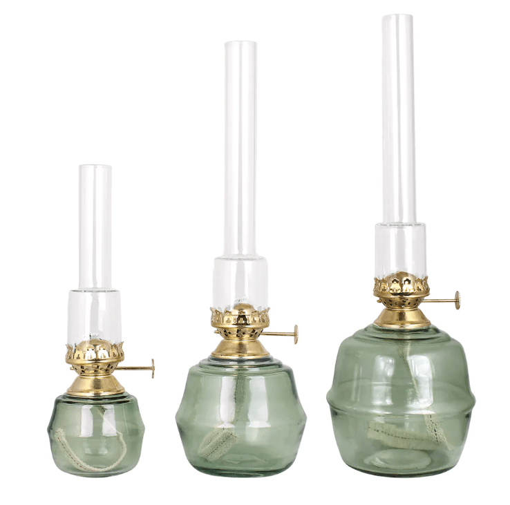 Kerosene Lamp Majken Mid Grøn Fra Strömshaga - Br&aelig;ndere i klart glas og br&aelig;ndere i messing.