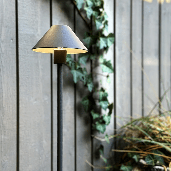 Apollo Flex Mørkegrå Fra Lightson - Apollo Flex &auml;r perfekt f&ouml;r dig som &auml;lskar skandinavisk design och letar efter en n&auml;ttare lampa till din kruka, rabatt eller g&aring;ng.