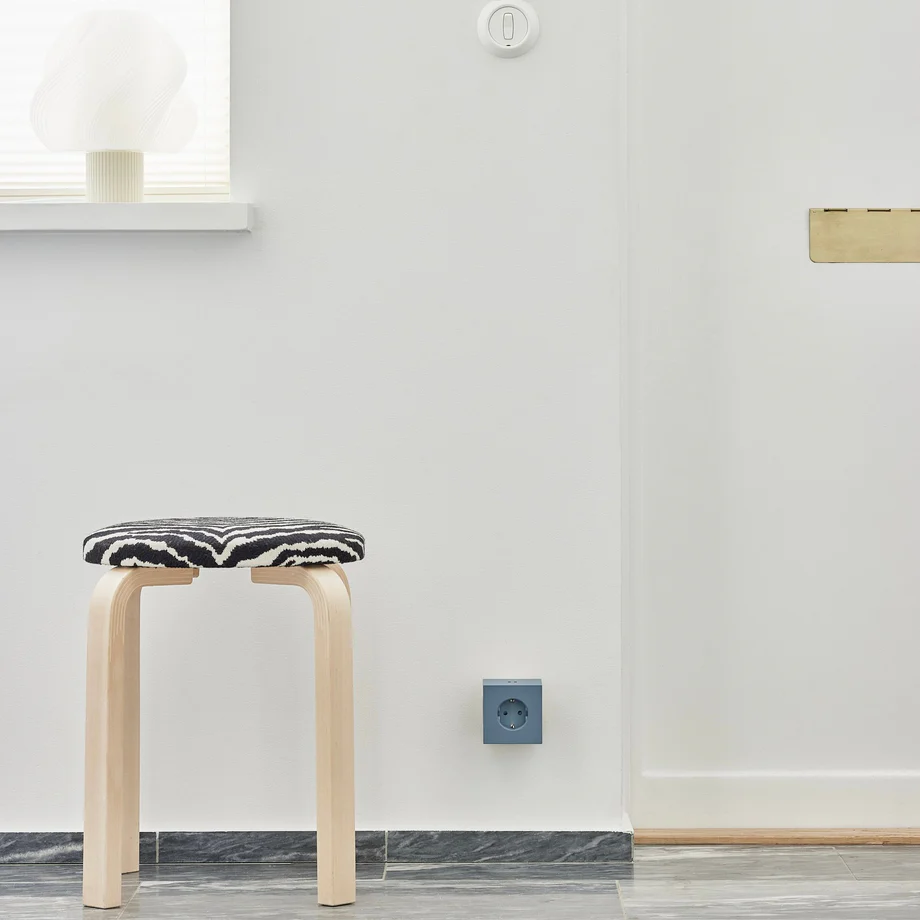 Square 2 Socket extender with 30W Dual USBC Blå Fra Avolt - Stikkontaktforl&aelig;nger fra Avolt i et stilfuldt design med en kube lavet af genbrugsplast og en magnetisk plade i bunden, s&aring; den kan h&aelig;nges p&aring; v&aelig;ggen.