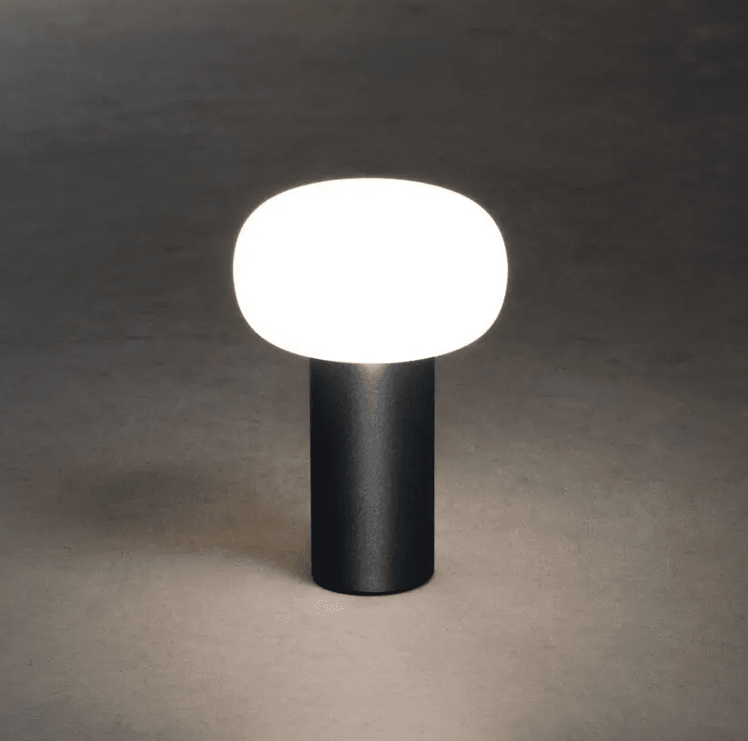 Antibes 20cm Sort bærbar Fra Konstsmide - Antibes er en moderne genopladelig bordlampe til udendørs brug med mange funktioner.
