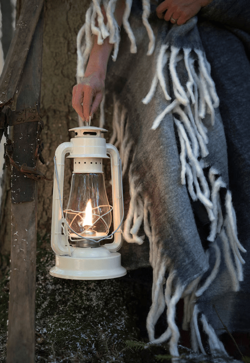 Storm Lantern big Hvid Fra Strömshaga - En petroleumslampe i klassisk design, der bliver en flot indretningsdetalje og giver et smukt sk&aelig;r b&aring;de ude og inde.