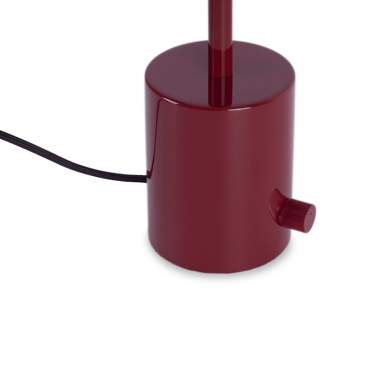 Hoshi 40cm Bourgogne bordlampe Fra Faro Barcelona - Hoshi er en designerlampe med en slank silhuet, stabil base og integreret LED (12W, 2700K), der giver et varmt og behageligt lys.