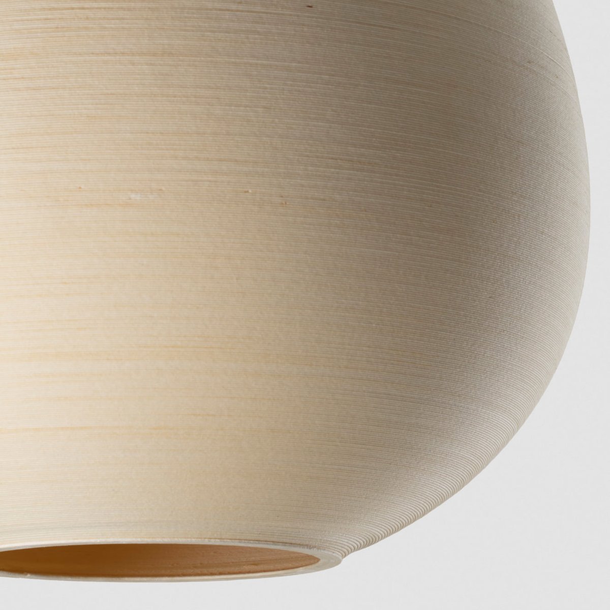 Tierra Ø50 Beige loftslampe Fra Faro Barcelona - Sk&aelig;rmen er lavet af PLA og genbrugt fyrretr&aelig;scellulose, hvilket giver en levende tekstur med en h&aring;ndlavet fornemmelse.