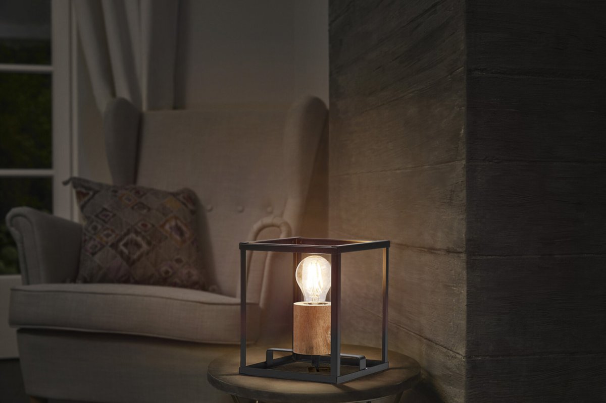 Nairobi 20cm Sort bordlampe Fra Osram - Det &aring;bne, geometriske metalstel i sort giver et luftigt og elegant udtryk, mens den smukke tr&aelig;detalje skaber en varm og indbydende f&oslash;lelse.