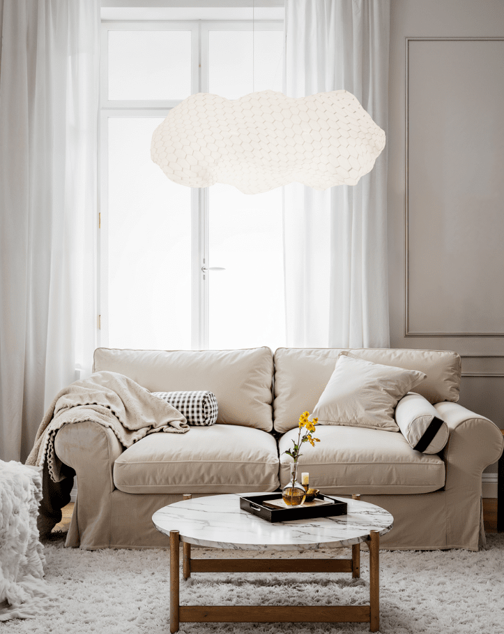 Nuevo 76cm Hvid loftslampe Fra By Rydéns - Nuevo er en feminin og elegant lampe med sin unikke form, skabt af et net formet som en dr&oslash;mmende sky.