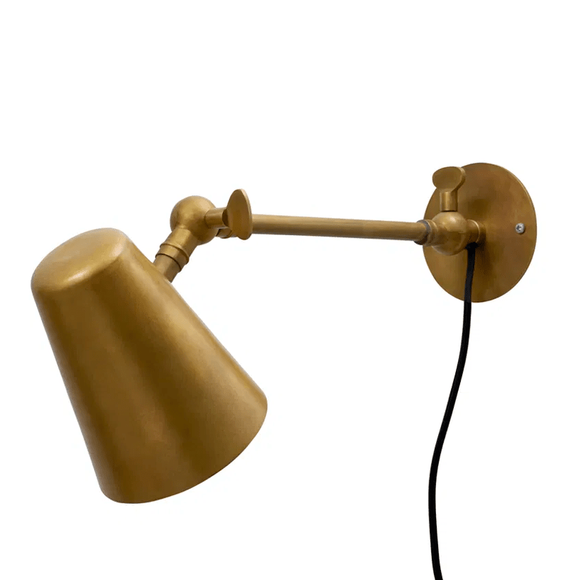 Vala Long 42cm Rå messing væglampe Fra H. Skjalm P - Den passer perfekt i entr&eacute;en, langs k&oslash;kkenbordet eller som sengelampe.