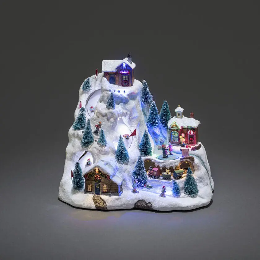 Mekanisk Juledekoration Med Bjerglandskab 28cm Flerfarvet Fra Konstsmide - Kom med til et glitrende vinterlandskab i bjergene med denne mekaniske juledekoration!