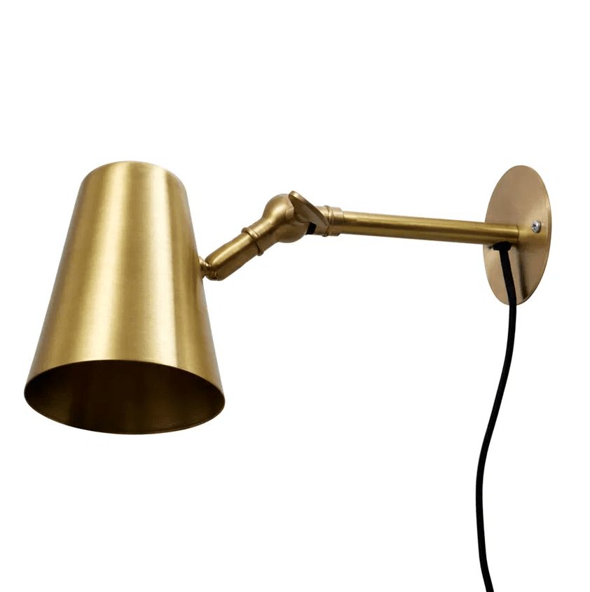 Vala Flex Mat messing læselampe Fra H. Skjalm P - Vala Flex v&aelig;glampen i mat messing er en stilfuld og funktionel lampe med justerbar arm og sk&aelig;rm, som g&oslash;r den ideel til at rette lyset derhen, hvor der er brug for det.