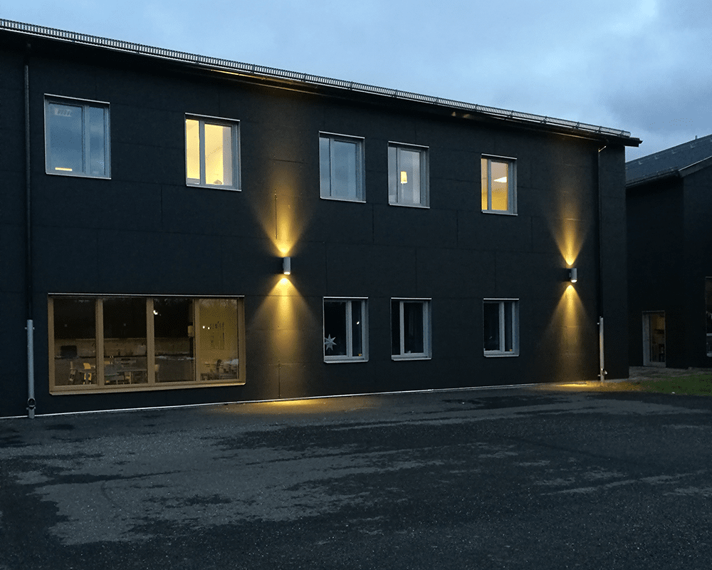 Magnum II Sort udendørslampe Fra Westal - Dette vægarmatur giver både op og ned lys og er lavet af anodiseret aluminium, pulverlakeret i sort.