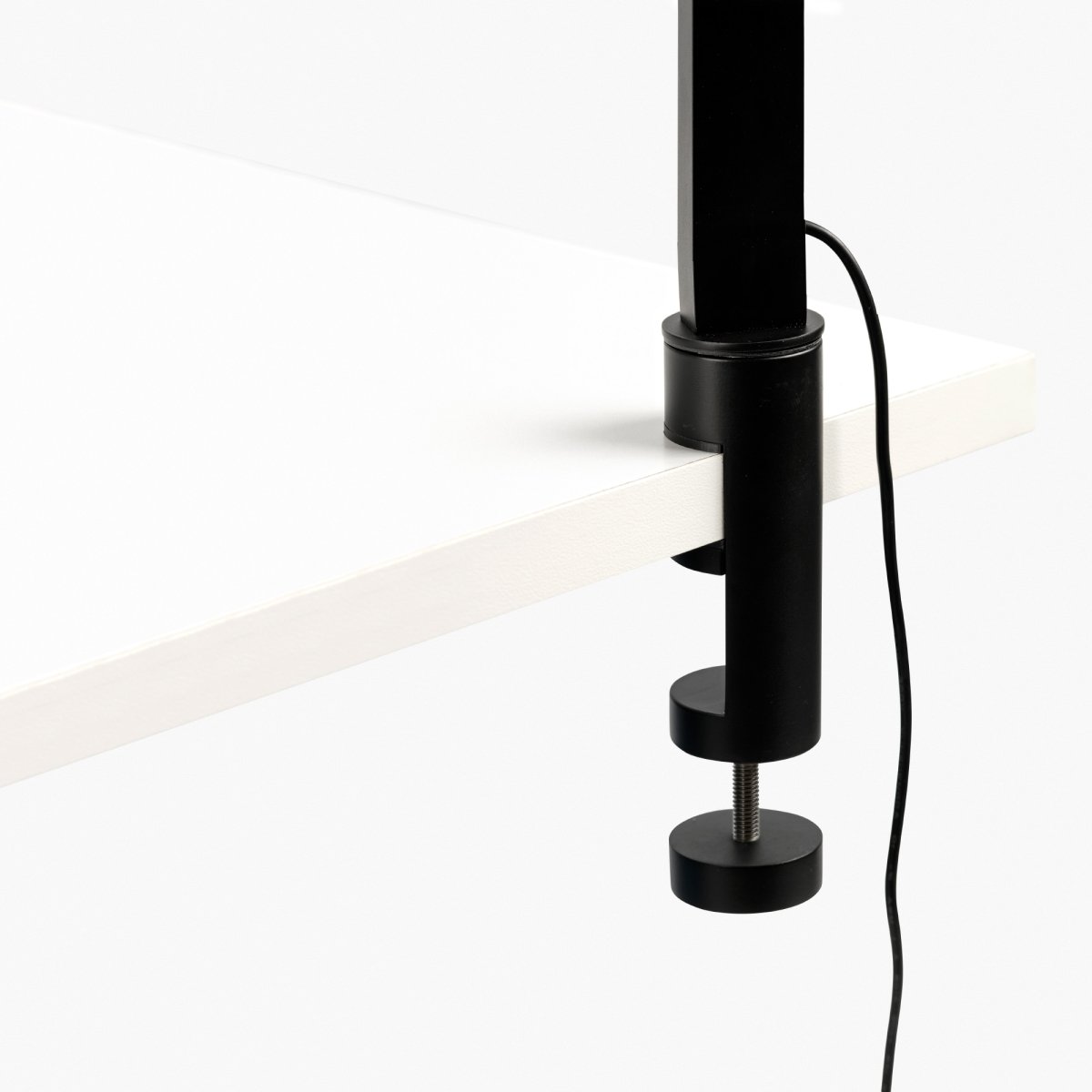 Inviting 86cm Sort klemmelampe Fra Faro Barcelona - Lampehovedet er justerbart b&aring;de vandret og lodret, og lyset er d&aelig;mpbart.
