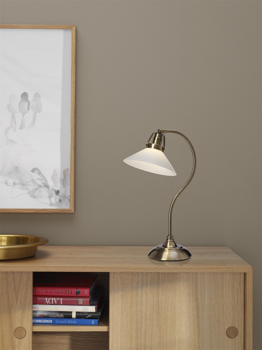 Skomakare 47cm Antik messing bordlampe Fra Cottex - Skomagerbordlampe i antik messing med vipbar, opal hvid glasskærm til fleksibel belysning.