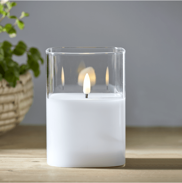 LED Lys Flamme Gennemsigtig Fra Star Trading - Fin Flamme glaslanterne med batterilys med naturtro flamme, der skinner med en varm hvid gl&oslash;d, leveres med en klar glasholder, hvori vokslyset er monteret.