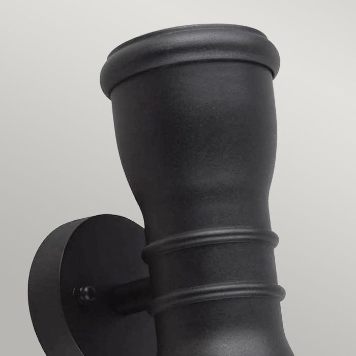 Malvern 23cm Sort udendørslampe Fra Elstead Lighting - Med sin upp- och ned&aring;triktade ljusspridning skapar Malvern en vacker belysningseffekt p&aring; fasaden, perfekt f&ouml;r entr&eacute;er, uteplatser och g&aring;ngv&auml;gar.