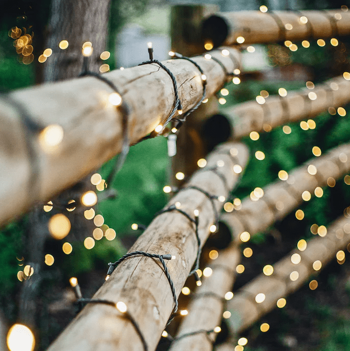 Twinky 10m Sort Fra Lightson - Twinky 10m er en dekorativ lysk&aelig;de, der spreder et varmt hvidt og atmosf&aelig;risk lys fra 100 sm&aring; lyspunkter, der er j&aelig;vnt fordelt over 10 meter kabel.