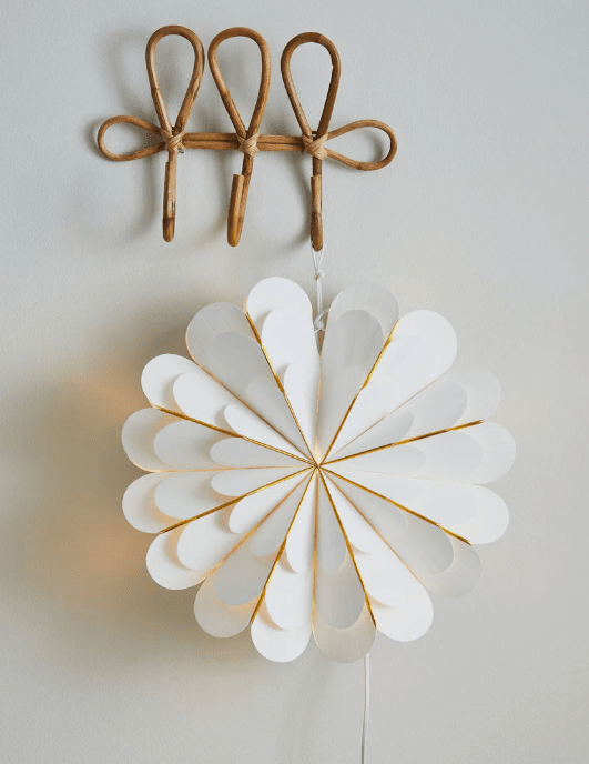 Marigold Ø45 Hvid Fra Markslöjd - Med sin smukke hvide papirsk&aelig;rm giver den en bl&oslash;d og moderne fornemmelse som er en smuk kontrast til de mere traditionelle julestjerner.