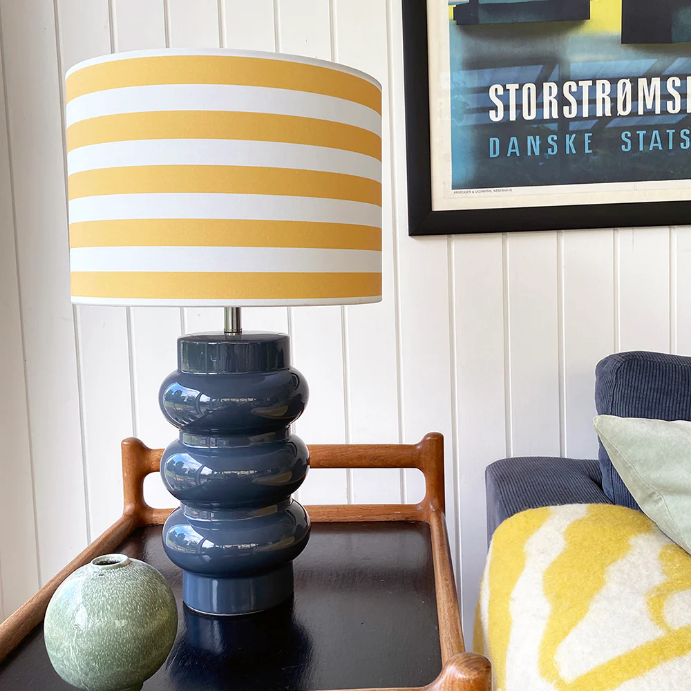 Lyon 56cm Blå bordlampe Fra Superliving - Med en dristigt designet brochure; keramisk fod og en stribet nuance i gul og hvid, Lyon kombinerer moderne stil med en retro-inspireret f&oslash;lelse.