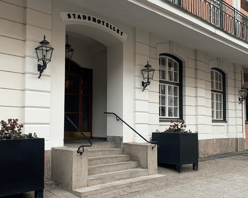 Eriksberg Oxideret kobber udendørslampe Fra Westal - Lygten har en underdel af antik sort smedning og en krop i stærkt oxideret kobber, som giver et elegant og tidløst design.